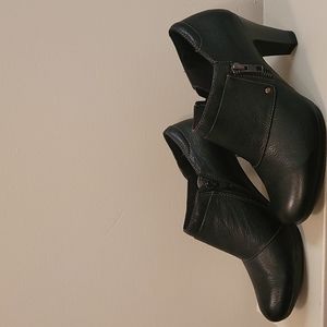 Clarks bendables size 7 1/2 black booties, no original box